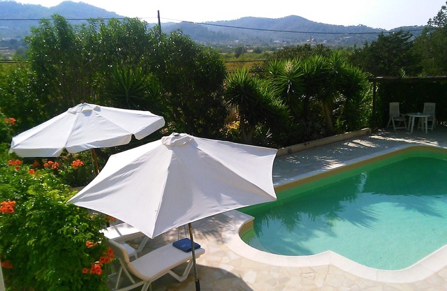 Charming 1-bedroomed studio with private pool.