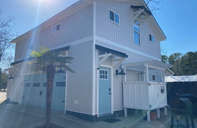 Charming 1-BR cottage in Gilbert with AC, lake front/dock access, fitness room