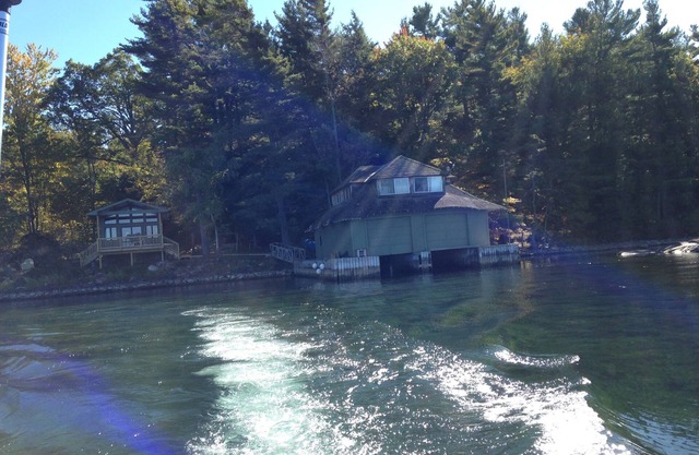 Charming 1000 Islands 4-bedroom cottage on Murray Isle, Clayton with WiFi access