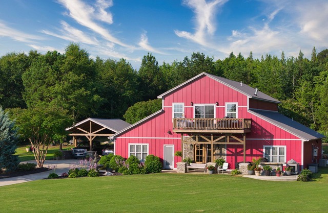 Charming 1200 sqftn one BR barndominium upstairs apartment with mountain views.