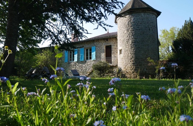 Charming 13th Century Cottage: Fireplace, WiFi, Garden, Near Shops & Hiking Trails