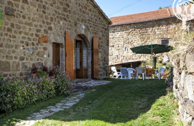 Charming 16th-Century Cottage: Fireplace, WiFi, Near Hiking & Skiing, Quiet Countryside
