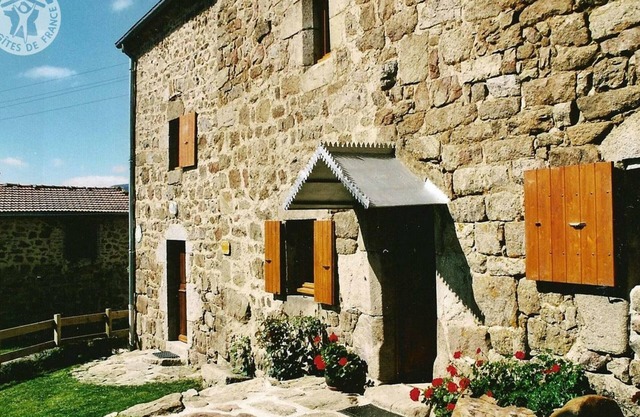 Charming 16th Century Cottage with Fireplace, Wifi, and Outdoor Games
