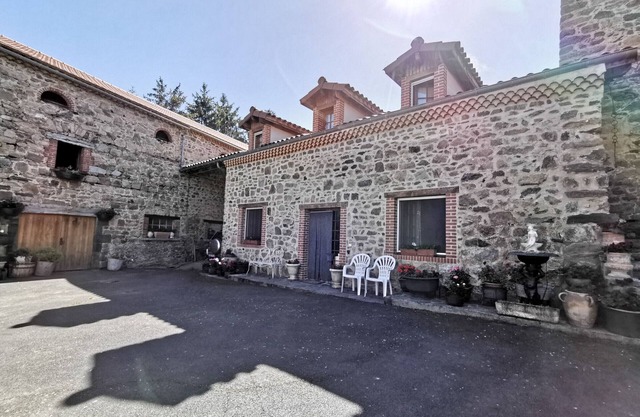 Charming 16th Century Cottage near Beautiful Villages, Private Lake Fishing, and Forest Trails