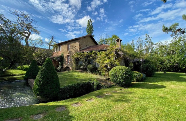 Charming 17th century mill, swimming pool and river