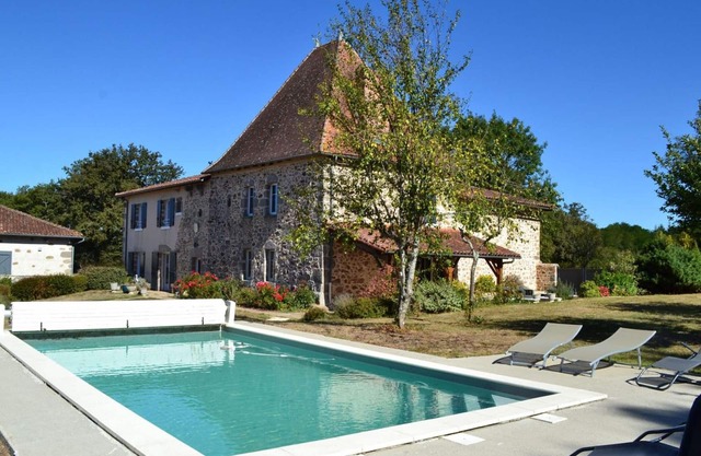 Charming 17th Century Home: Private Pool, Spacious Garden, Handicap Friendly, Baby Equipment Included