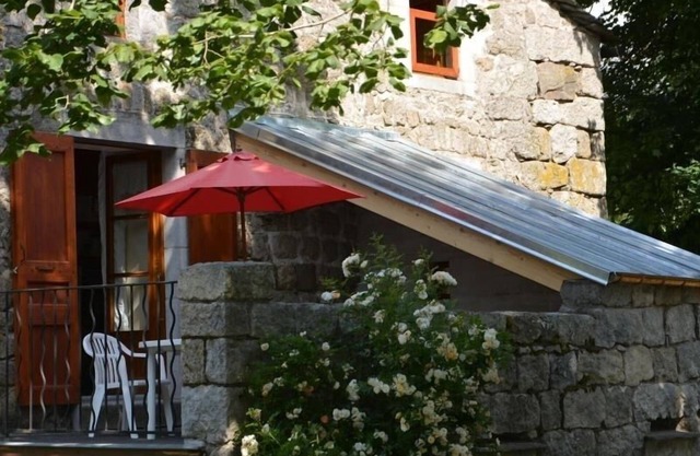 Charming 1870 Stone House in Wooded Area with Terrace, Near Activities