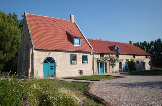 Charming 18th Century Farmhouse: Spacious, Baby-Friendly, Near Bergues & Dunkirk Beaches