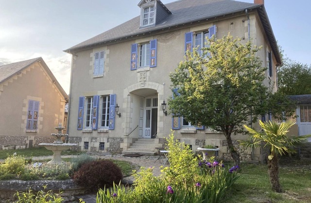 Charming 1900 Villa with Modern Comforts, Private Garden, Near Vichy and Le PAL Park