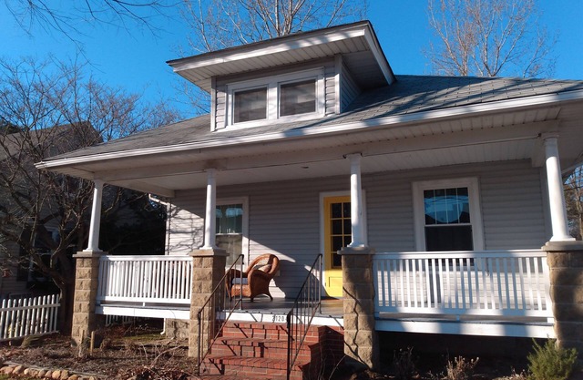 Charming 1920's Bungalow Near Water & Amenities