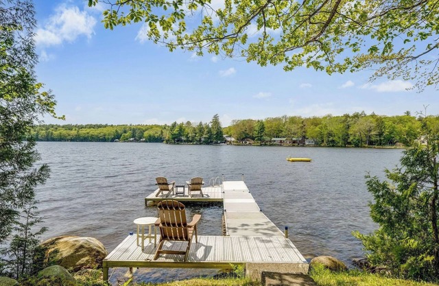 Charming 1920's lakefront cottage on Great Pond, sunsets from the dock