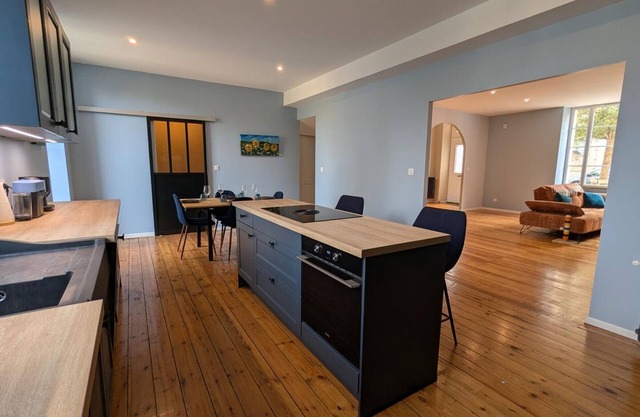 Charming 19th-century house in Jarnac with 3 bedrooms, private courtyard & parking