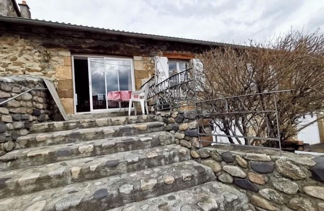Charming 19th-Century Barn in Quiet Village with Nearby Chateau, Historic Sites & Outdoor Activities