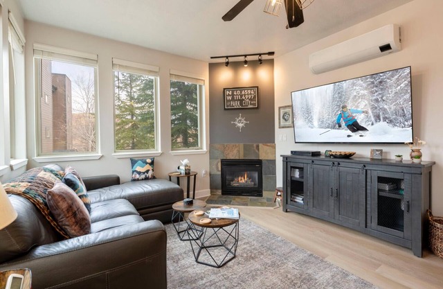 Charming 1BD/2BA w/Sofa Bed Mountain Retreat Close to Skiing, Shopping, & Dining