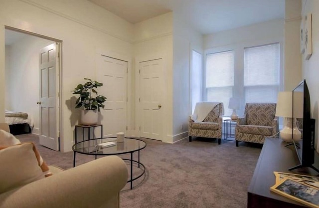 Charming 1BR Apt, Prime Location near Drake