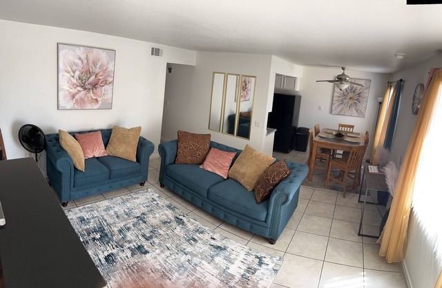 Charming 1st Floor Escape: 1.1 mi. to Airport; 2.4 mi. to LV Strip - Fast WiFi