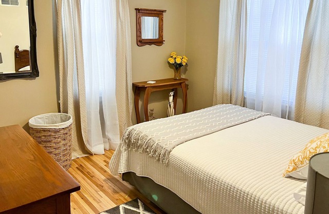 Charming 2-bed/1 bath home -Walk to the State Fair