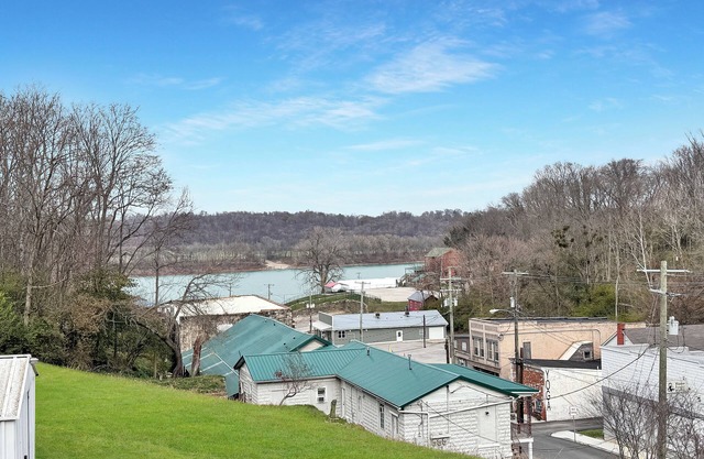 Charming 2-bed house in Historic Downtown Brandenburg Overlooking the Ohio River