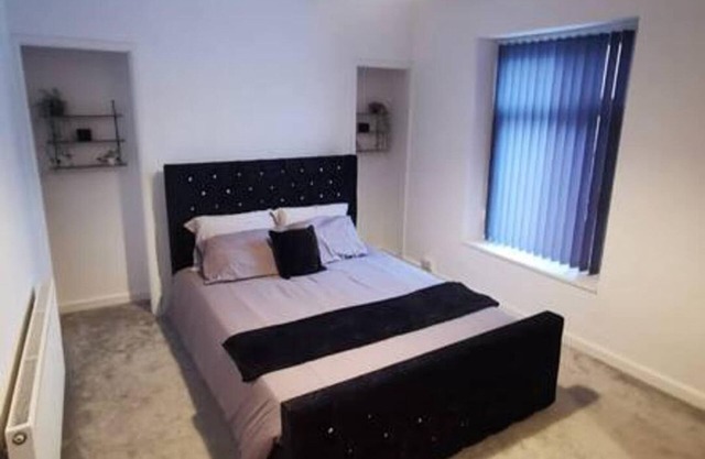 Charming 2-bed House in Swansea