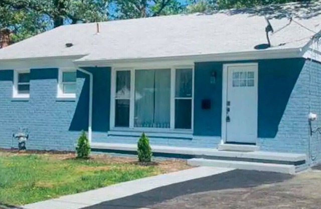 Charming 2-bedroom house with WiFi, AC in fabulous District Heights