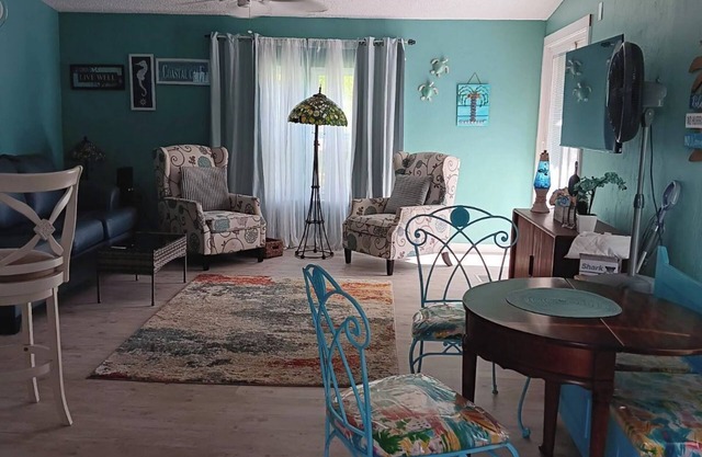 Charming 2-bedroom cottage in enjoyable North Fort Myers with AC, WiFi