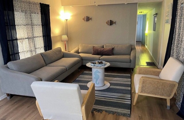 Charming 2-bedroom mobile home with WiFi, AC in North Fort Myers