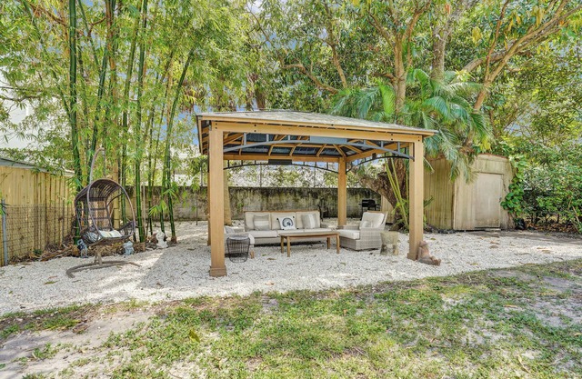 Charming 2 Bedroom House in Superb Fort Lauderdale with Private Backyard