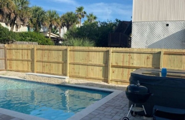 Charming 2-bedroom house with Wi-Fi, Washer, Dryer, and Pool in Pensacola Beach.