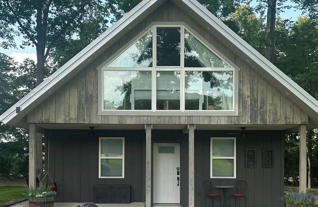 Charming 2-bedroom cottage with Hot Tub, AC, and WiFi near Lake Cumberland.