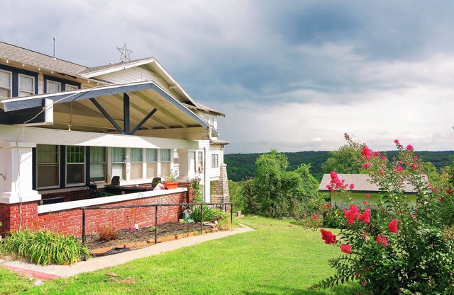 Charming 2-bedroom B&B with WiFi, AC in serene Sulphur Springs