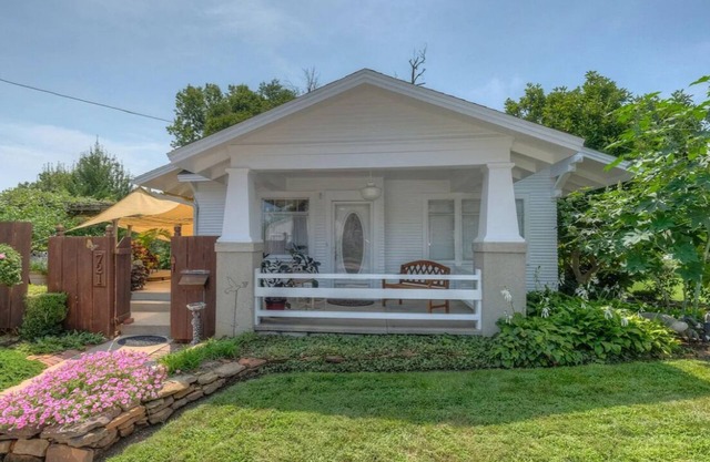 Charming 2 bedroom house in peaceful Baxter Springs