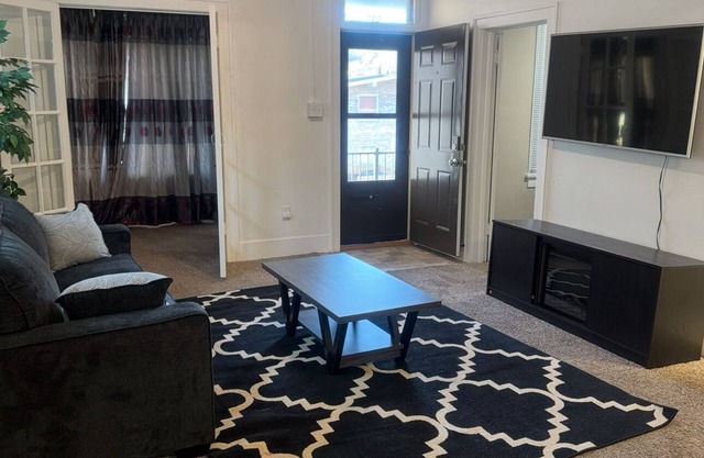 Charming 2-bedroom house in awesome Council Bluffs with WiFi, AC