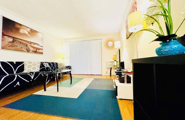 Charming 2-bedroom apartment with WiFi in fabulous Marina del Rey