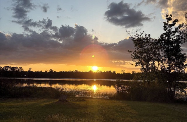 Charming 2-bedroom, 1-bath lakefront house in the Ocala National Forest
