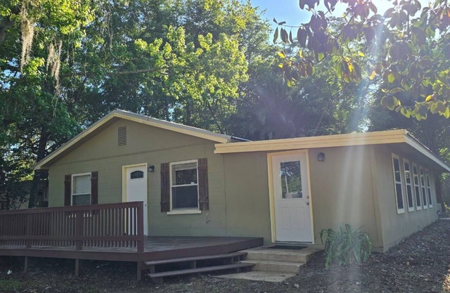 Charming 2-bedroom Full fence house in Silver Springs with AC, WiFi