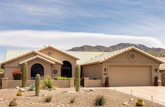 Charming 2-bedroom 2 bath home in Saddlebrooke one with private back yard.
