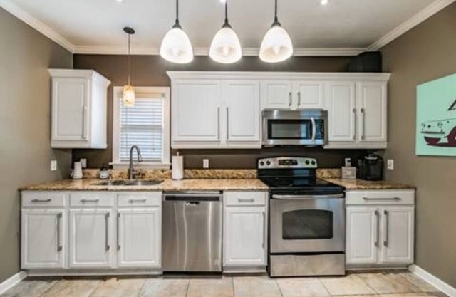 Charming 2-bedroom 2-bath bungalow in wonderful Tampa