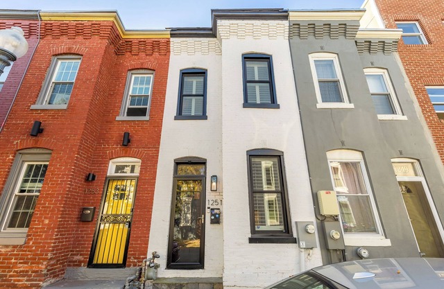 Charming 2-bedroom, 2.5 bathroom Rowhome in D.C.