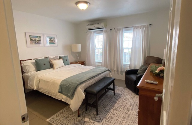 Charming 2-bedroom apartment with WiFi and AC in Devonshire