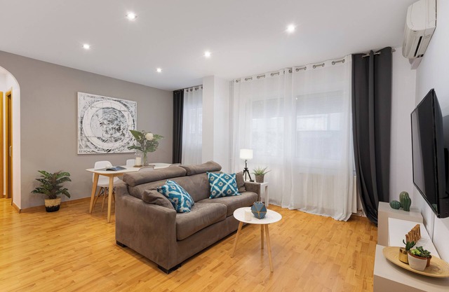 Charming 2-Bedroom Apartment in the Heart of Gràcia – Ideal for 4 Guests