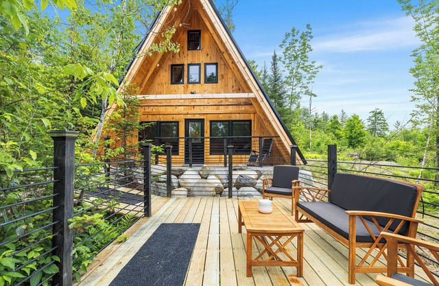 Charming 2-bedroom A-frame with AC, WiFi in lovely Starks