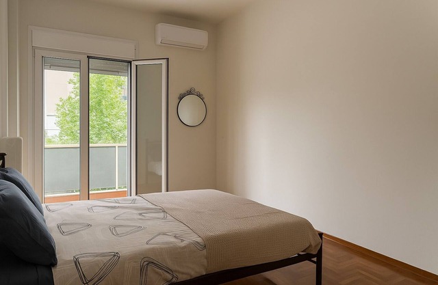 Charming 2-bedroom apartment with AC, WiFi in lovely Nea Smirni+free parking