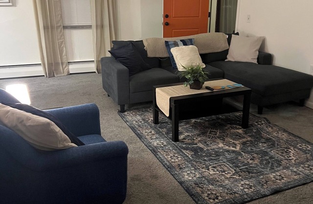 Charming 2-bedroom apartment with WiFi, AC in pleasant Cincinnati, OH