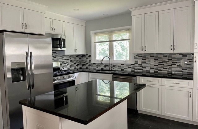 Charming 2-bedroom apt with AC and WiFi in lovely Mamaroneck