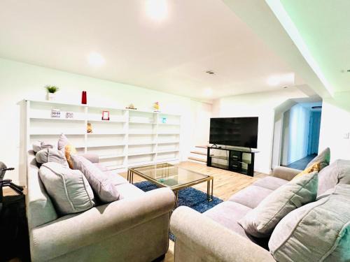Charming 2-bedroom and 1 Full bath basement apartment with WiFi and AC in lovely Edmonds