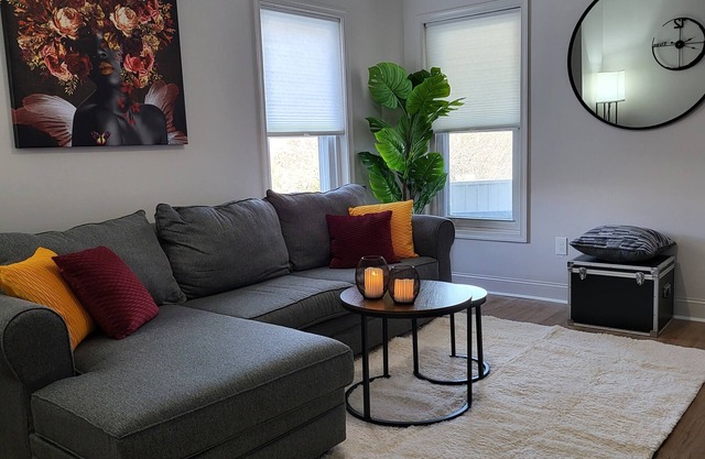 Charming 2-bedroom apartment with WiFi, AC in serene Allentown