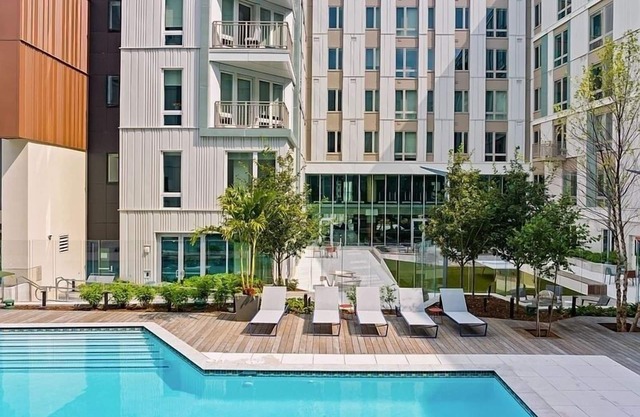 Charming 2-bedroom apartment with pool and fitness room WiFi in lovely Cambridge