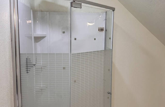 Charming 2-bedroom apartment with WiFi, AC in wonderful Marshall.