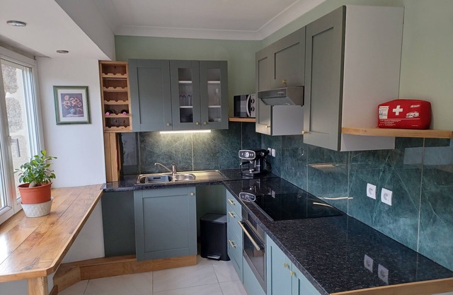 Charming 2-bedroom apartment, gardens, WiFi, AC in lovely Camors, Brittany.