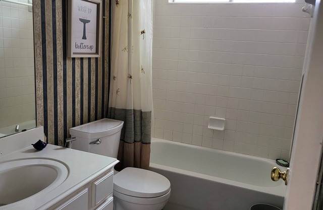 Charming 2-bedroom available in shared home with WiFi, AC in brilliant Tomball